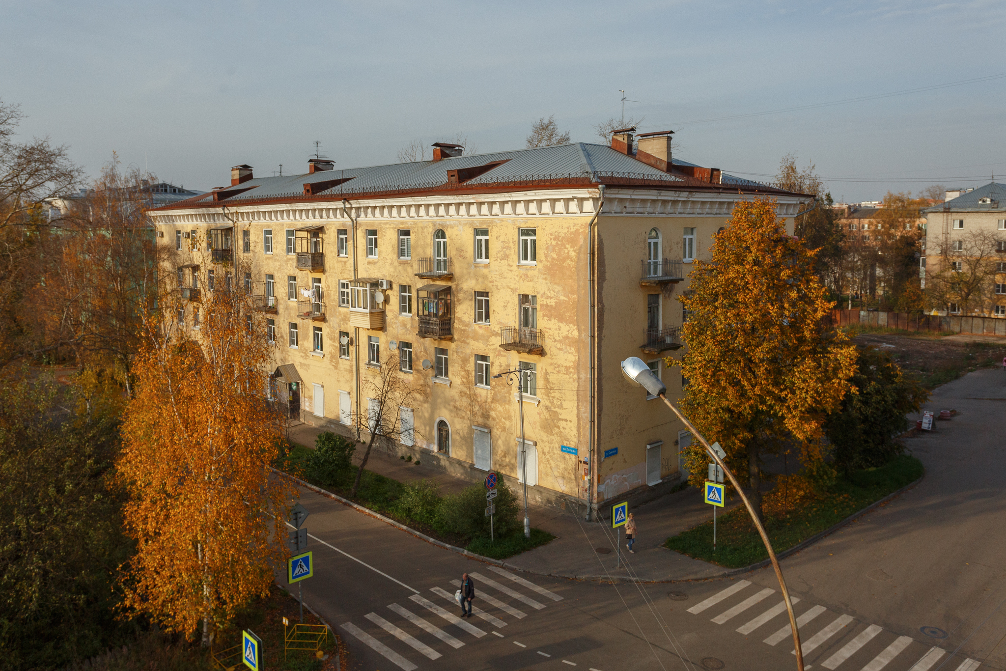 Вид с балкона апартаментов на улицу и городские дома Вологды